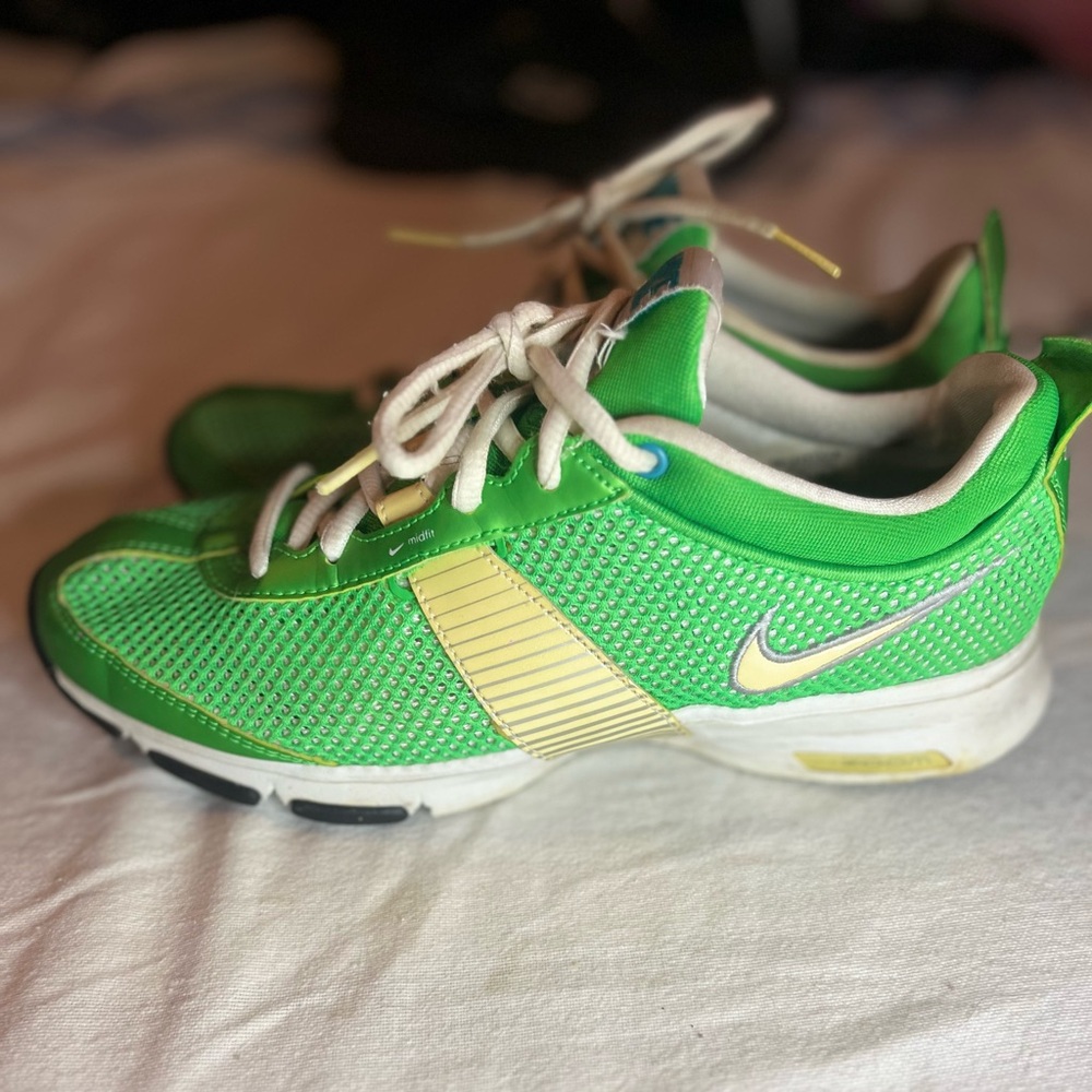 Y2K Nike Zoom - Vibrant Green Running Shoe, Women’s Size 7.